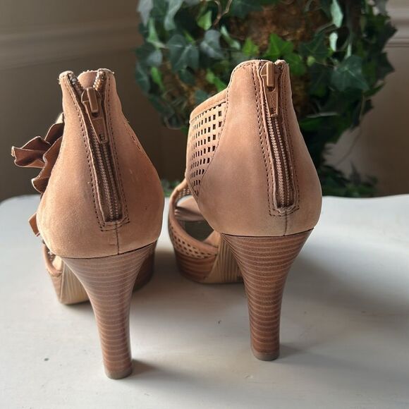 Women's Perforated Leather Platform Peep-Toe Heeled Sandals - Tan EUC Size 9M - Picture 10 of 16